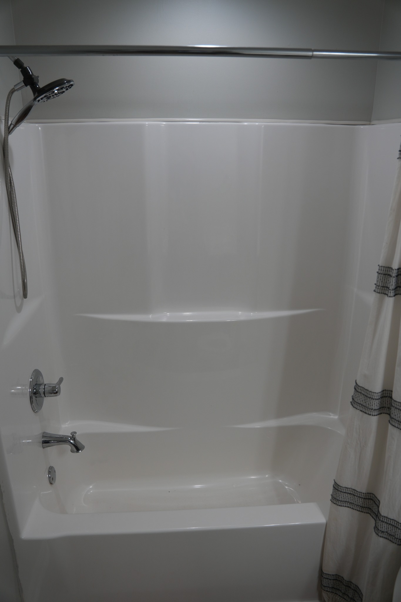 Bathroom tub